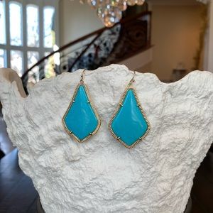 Beautiful Kendra Scott earrings. Spectacular turquoise color w gold casing.